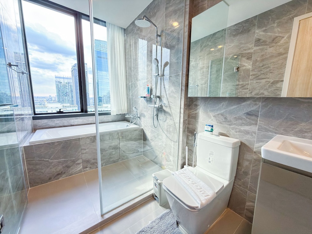 Luxury Downtown Bangkok 2BR 2BA · Sky Pool Gym · 5min Walk to Siam Paragon