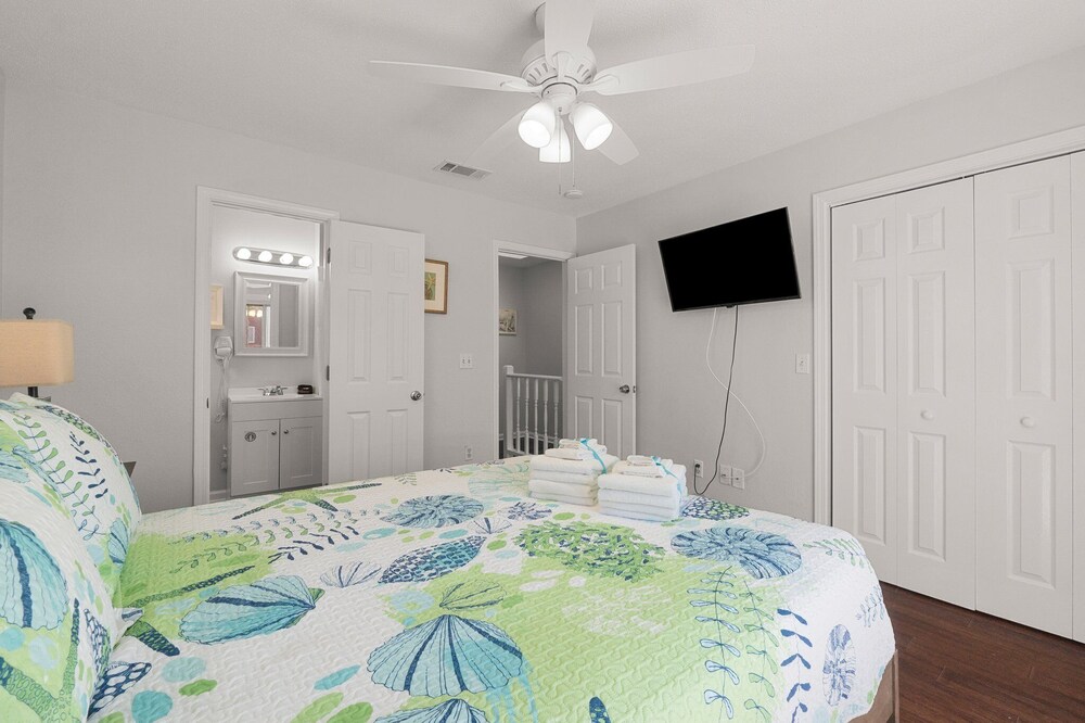 6402 Beach Dr - Seabatical B view 3