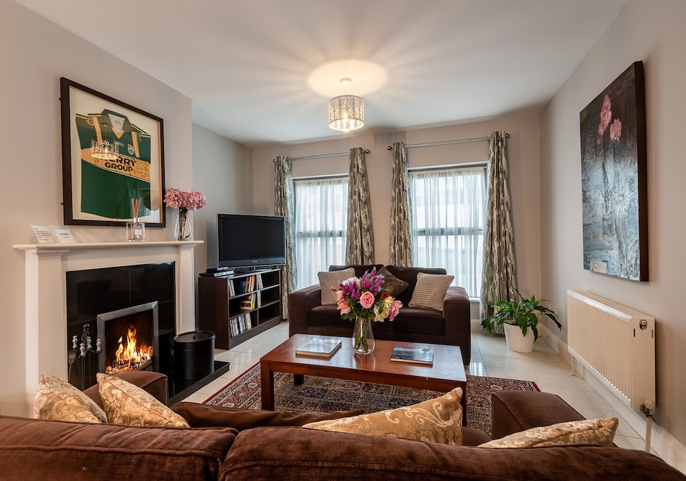 3 Bedroom pet Friendly Home With Access to Pool