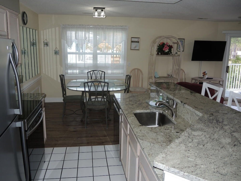 507m 1 Bedroom Condo by RedAwning view 5