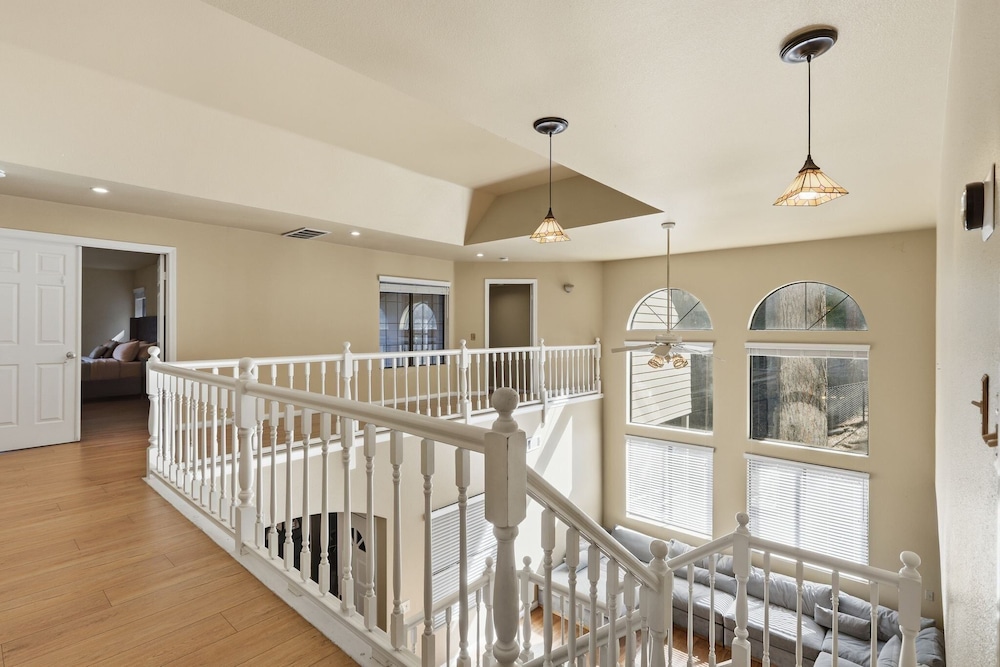 Spacious Mountain Getaway Game Room & Gazebo 5 Bedroom Villa