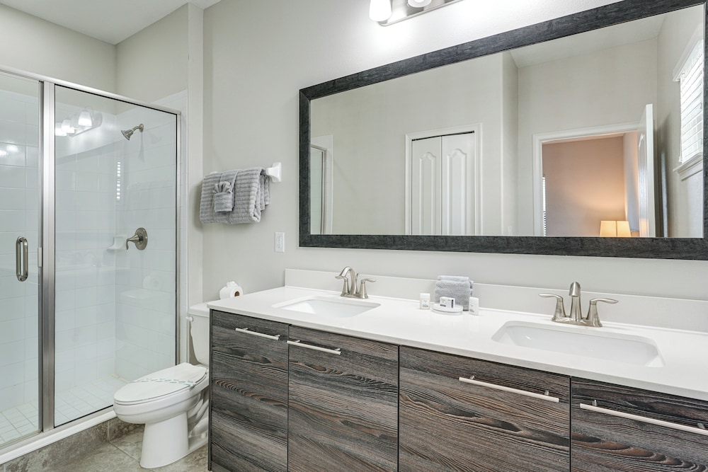 Near Disney & Legoland: Spacious Poolside Oasis!