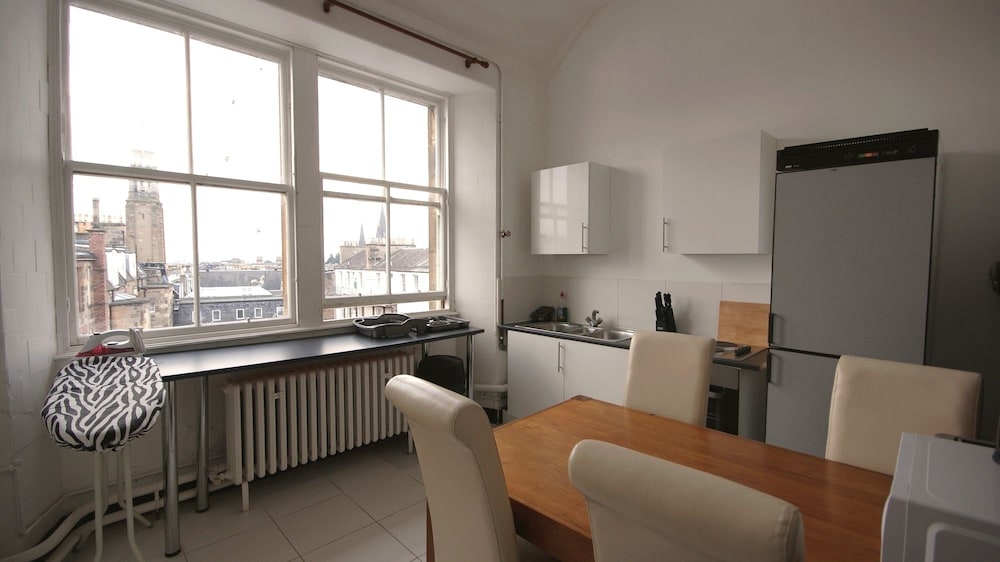 Edinburgh Princes Street Loft Apartment photo 5