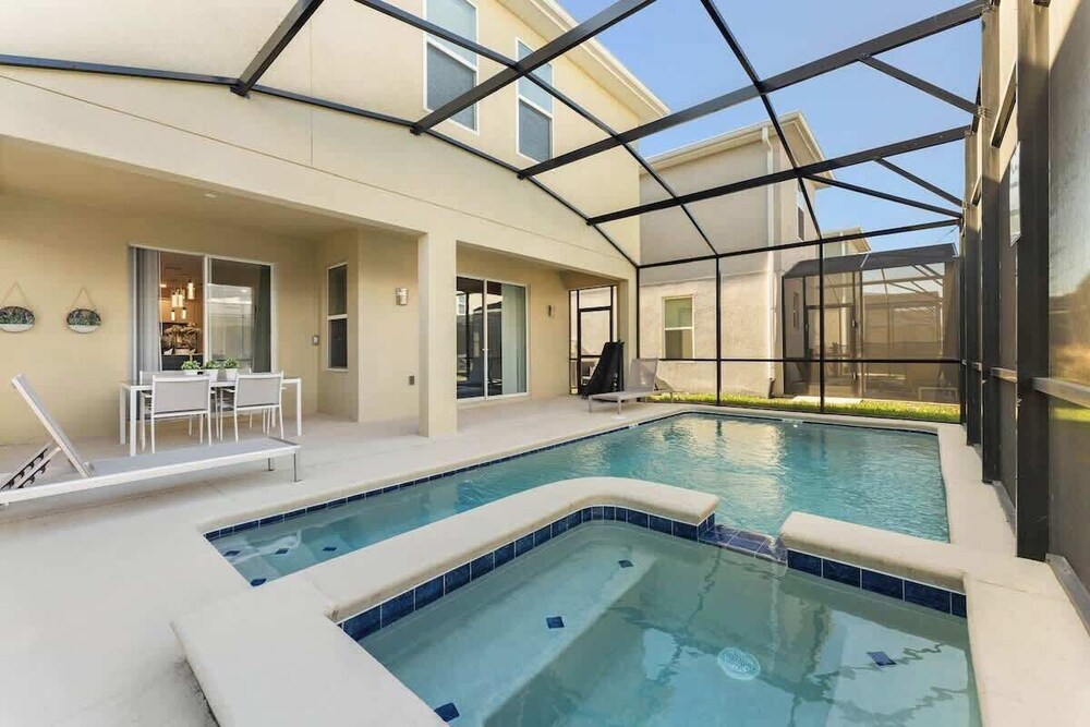 Sophisticated 6BR at Storey Lake