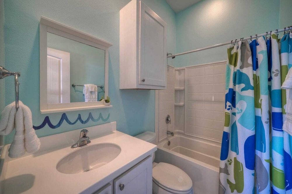 Sleeps 24, 2 Homes 2blocks to the Beach, Pool, Game Room, Patio w/ Outdoor Bar