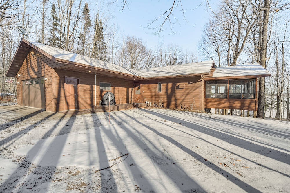 Boat Dock, Full Gym: Waterfront Nelson Lake Gem!