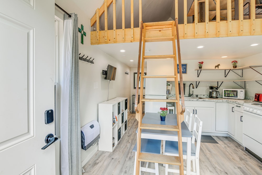 Cozy Houston Getaway w/ Fire Pit & Lake Access!