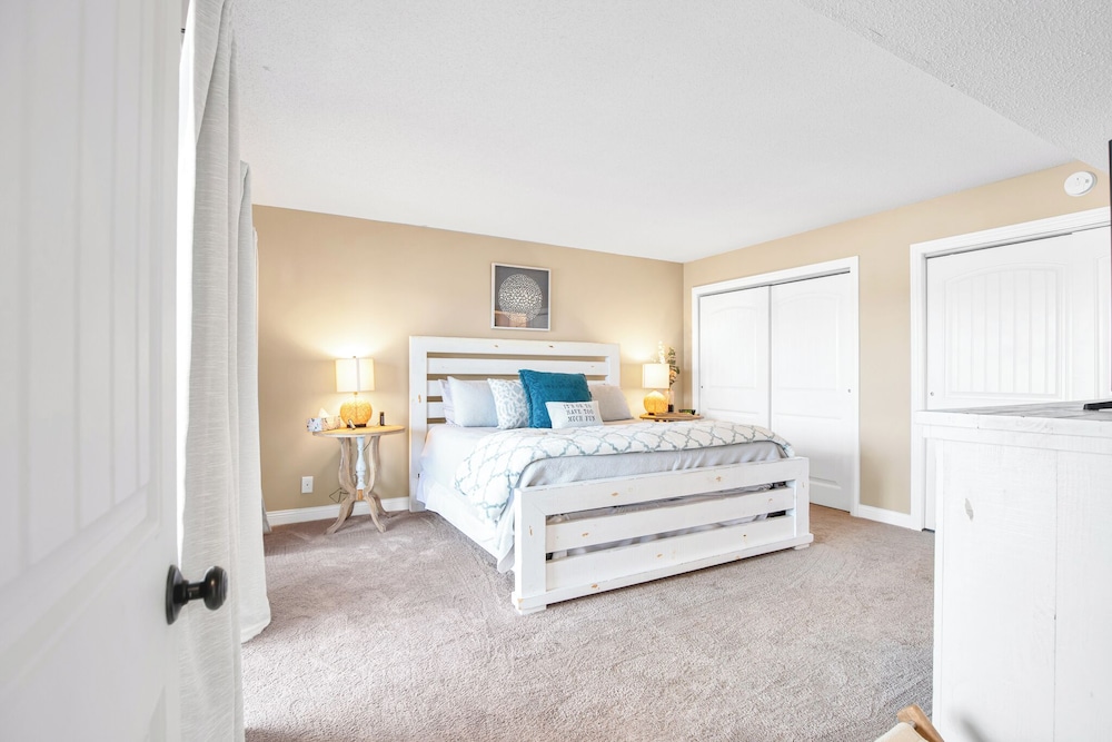 Spacious Family Friendly 3 Bed/3 Bath w/ Amazing Views, Lakeside Pool, & Boat Slip