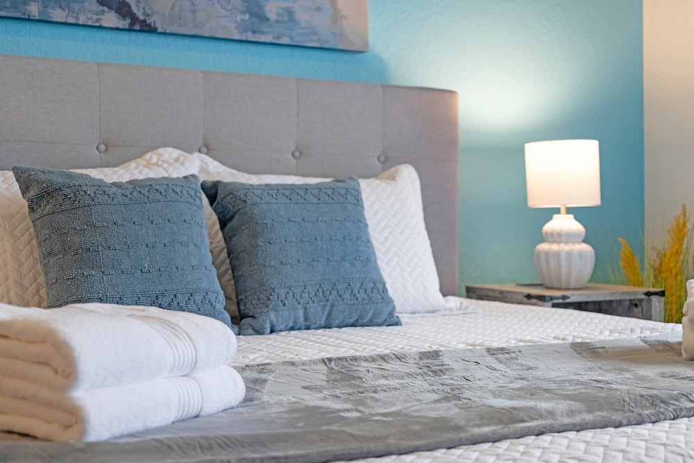 Sunset Views and Serenity - Reunion Escape for 4
