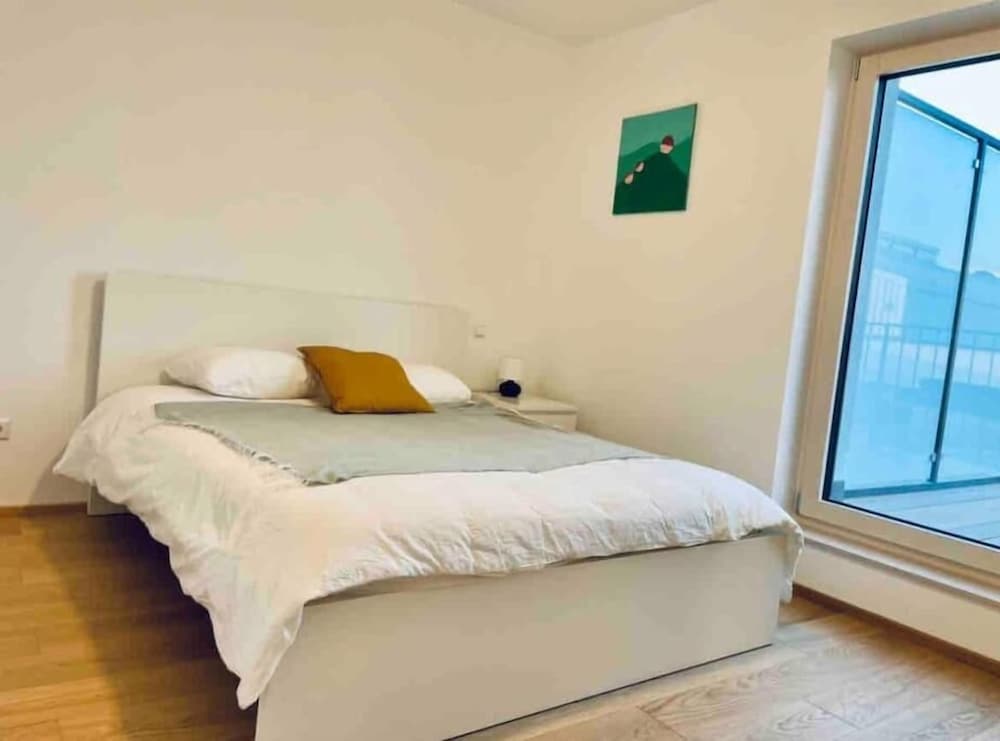 2 bedrooms in center - Terrace&Parking view 2