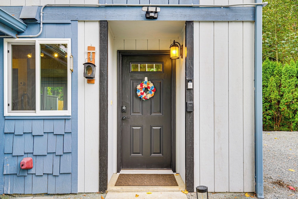 Walk to Lake Stevens: Duplex w/ Fire Pit!