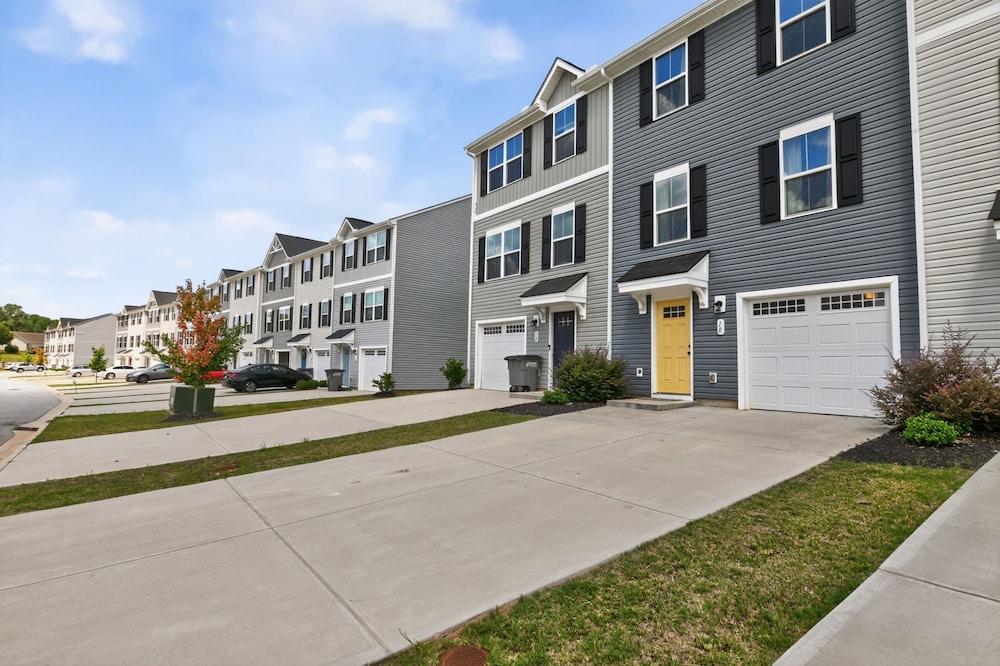 Modern Downtown Retreat Near Swamp Rabbit Trail 4 Bedroom Townhouse