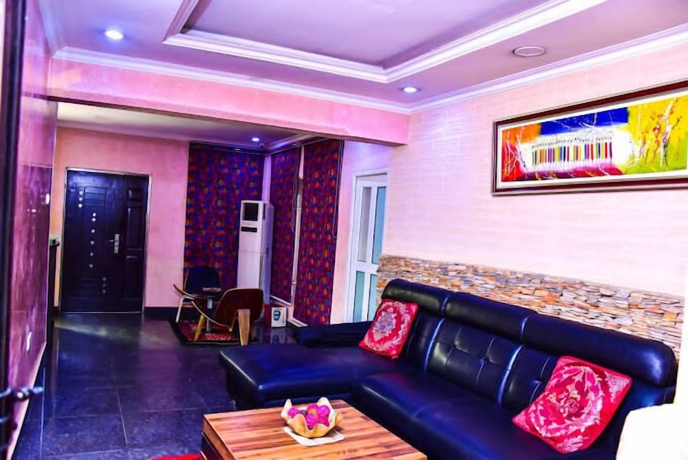 CANDOW HOTEL