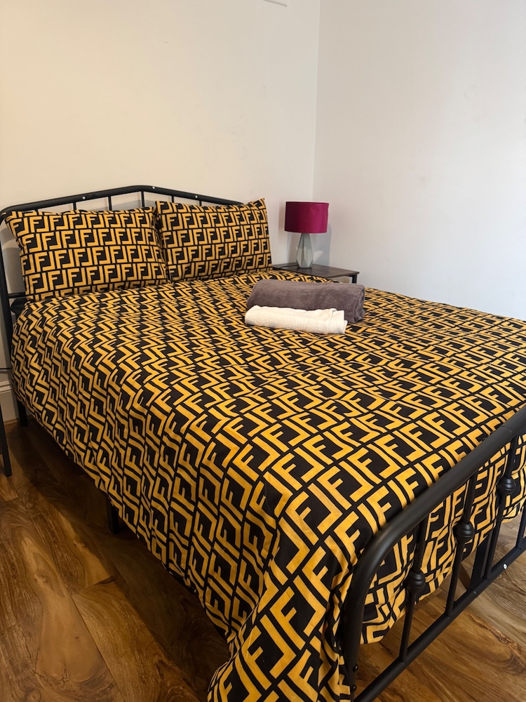 2 Bed Flat - Sleeps 4 - Parking - Wifi