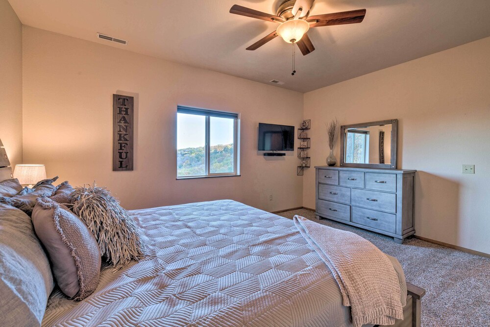 Pet-friendly Branson West Lodge w/ Hot Tub!