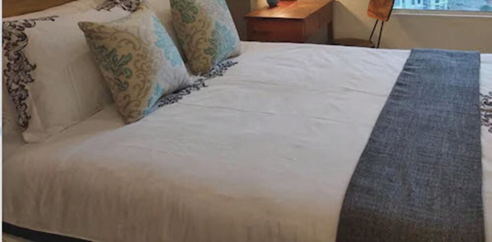 New CityView Safe Home 5min to Downtown