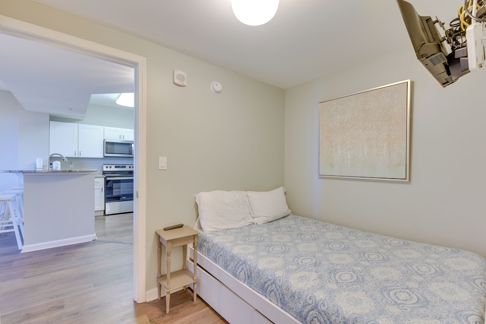 Walk to White-sand Beach: Resort Condo in Destin!