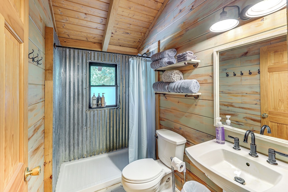 5 Mi to Hot Springs Nat'l Park: Cabin w/ Yard