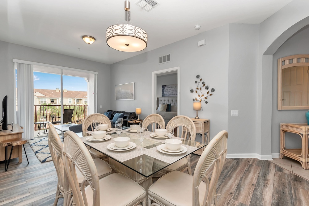 Newly Remodeled Lakeview Penthouse, Near Conv. Ctr