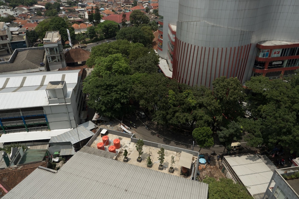 Strategic Studio Apartment at Tamansari La Grande near BIP view 2