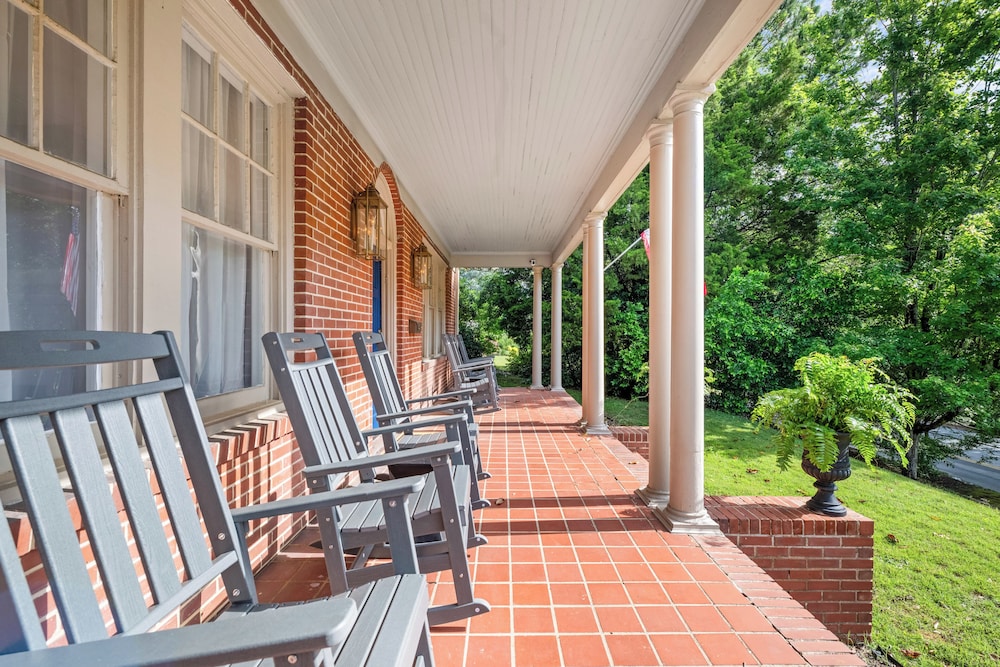 Stylish 3BR Retreat w Porch and garden