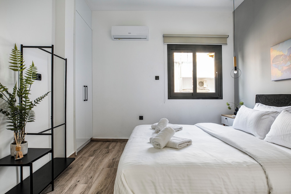Sway - Chic 1-BR Apt & Balcony in Athens
