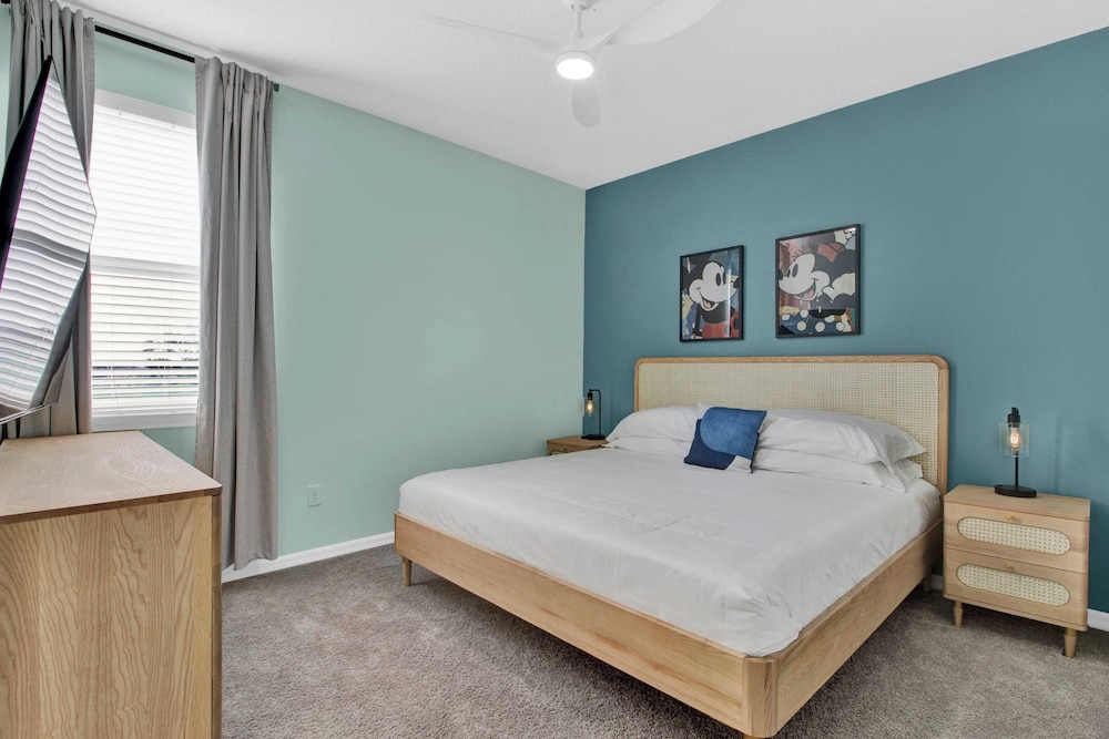 Sleeps 20! 9bdr, Star Wars-themed Game Room, Pool, Hot Tub Nassau by Avantstay