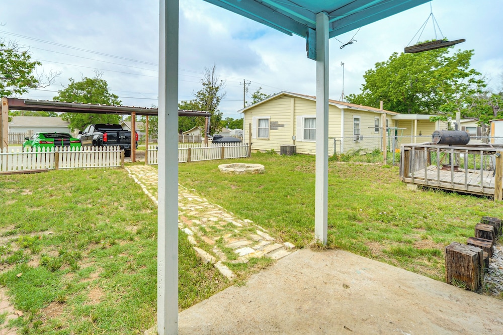Walk to Lake Buchanan: Cottage Near Wineries!