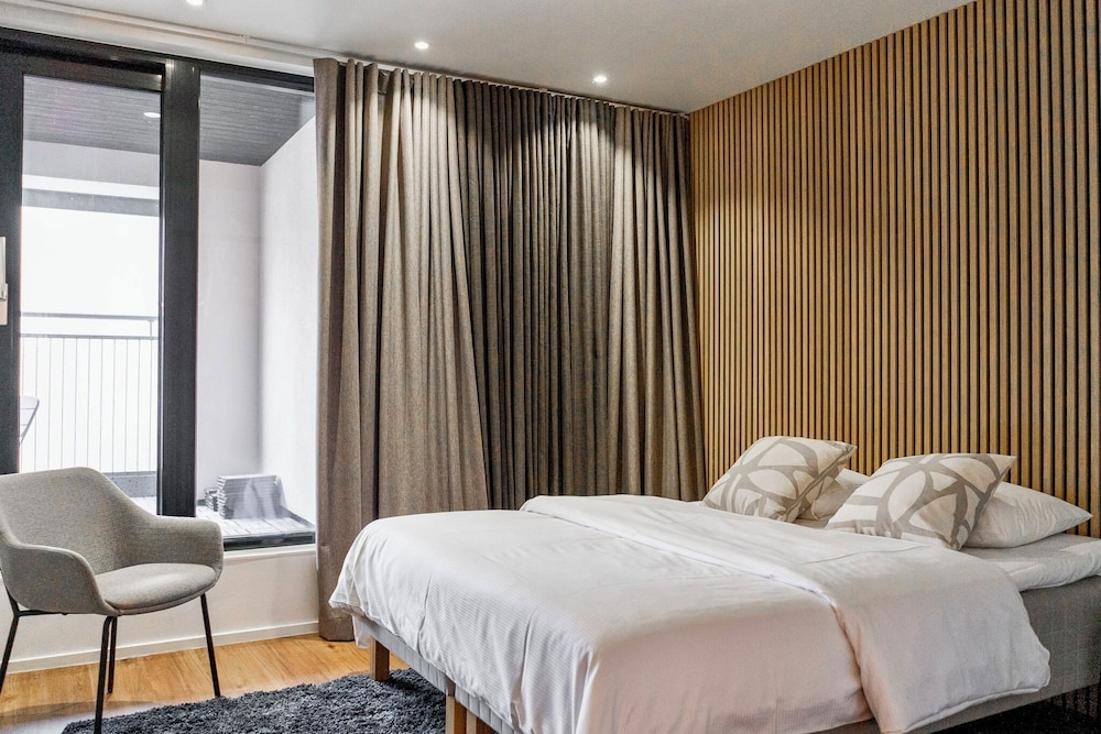 Luxurious 3-Br Apt with Balcony