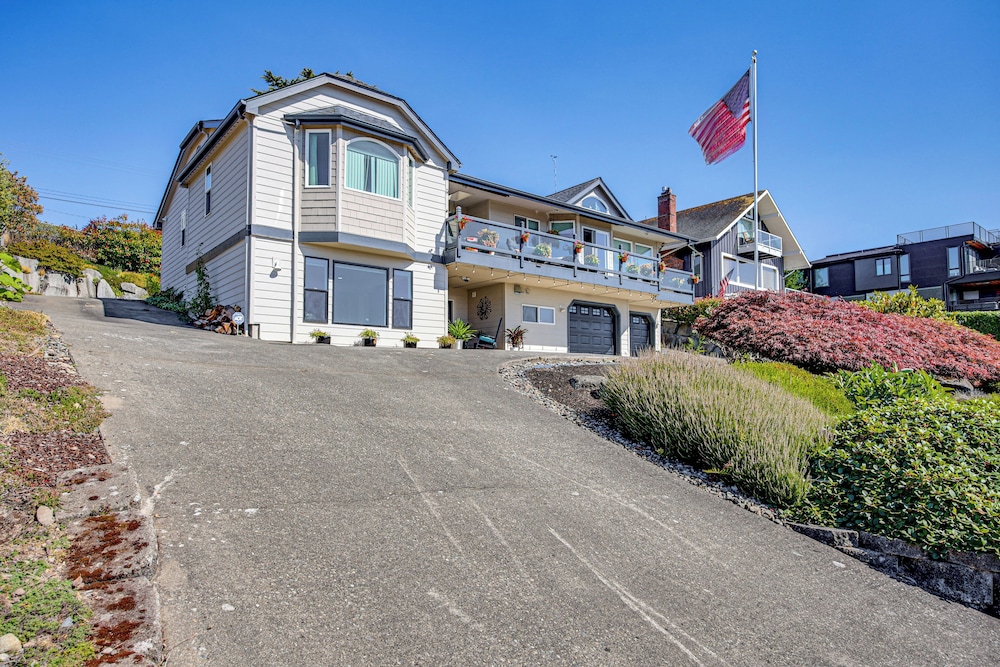 Puget Sound Views: Des Moines Apt w/ Patio