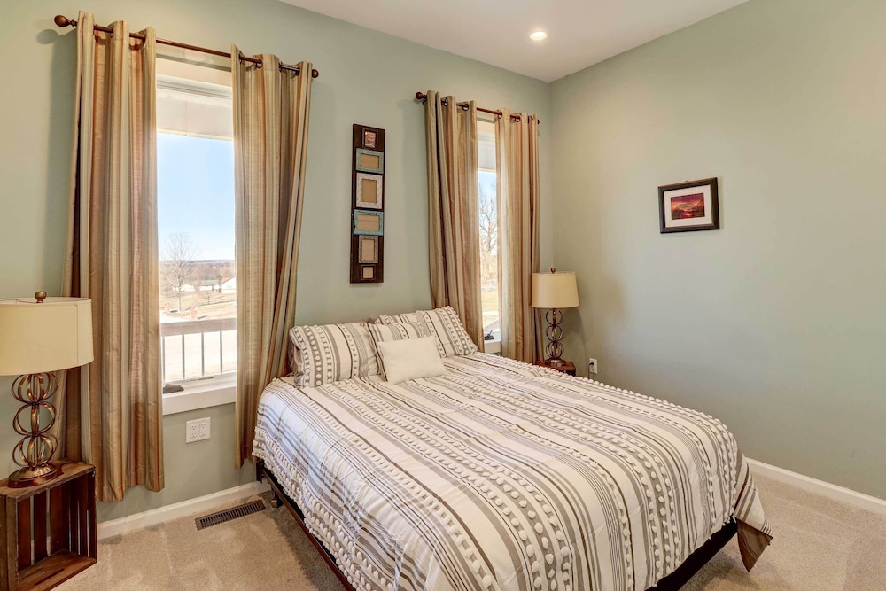 Spacious Farmhouse Near Hikes & Waterfalls view 4