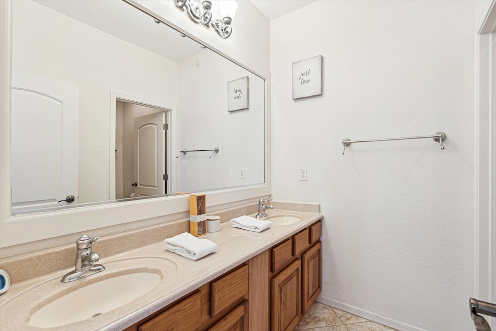 Pinnacle Breeze-private Backyard-mins to Six Flags