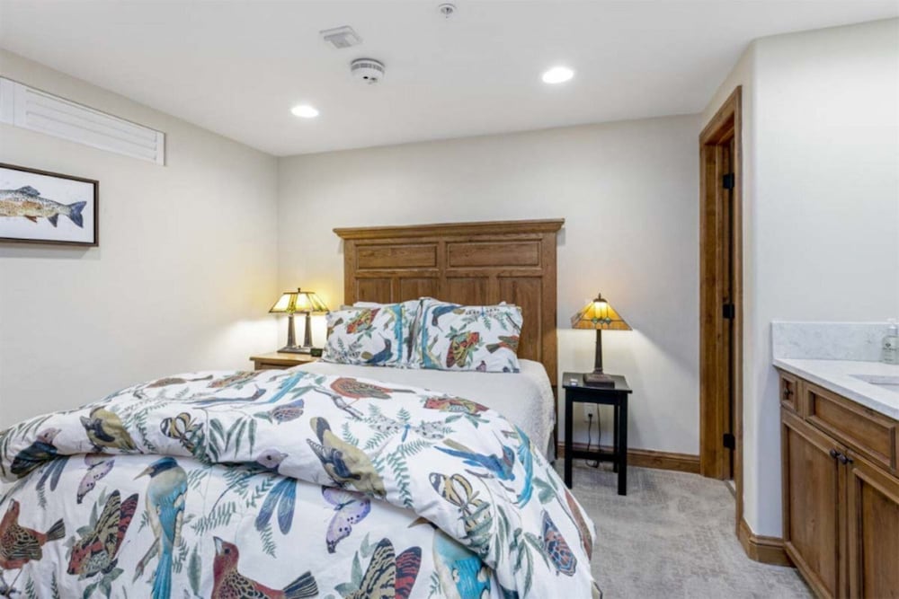 Centrally Located 3 BR in Lionshead Village w/ Pool, Walk to Lift!