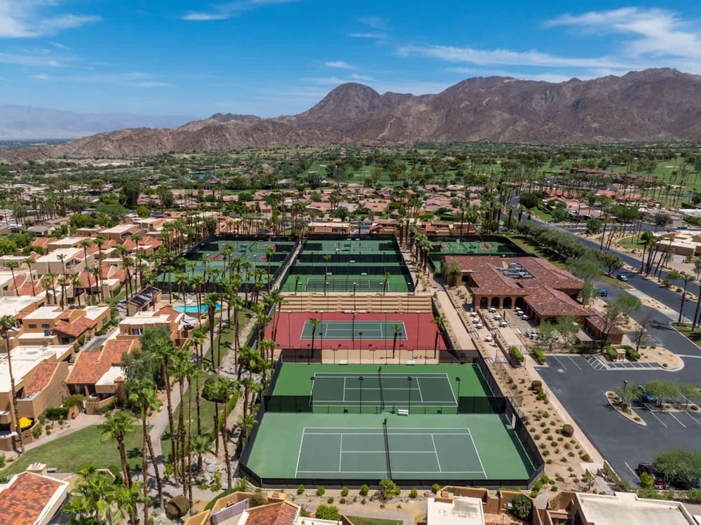 Desert Flower- Ironwood CC Condo Pool Spa