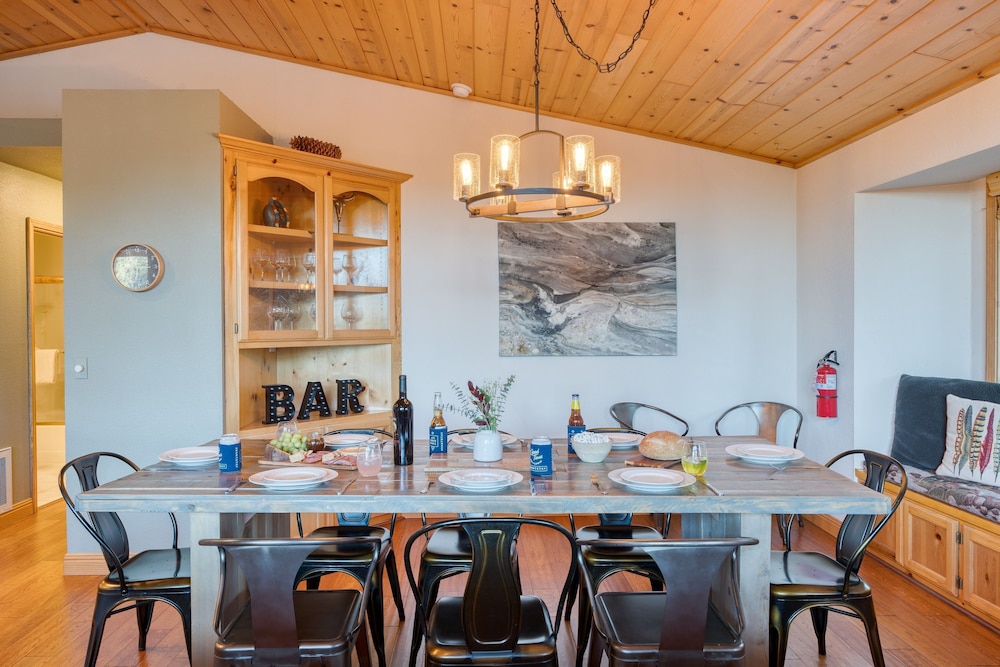 Golden Summit by Avantstay Stunning Secluded Cabin w Access to Tahoe Donner