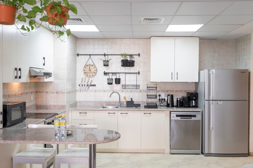 Cozy 1-bedroom Apartment for 5 in Motor City
