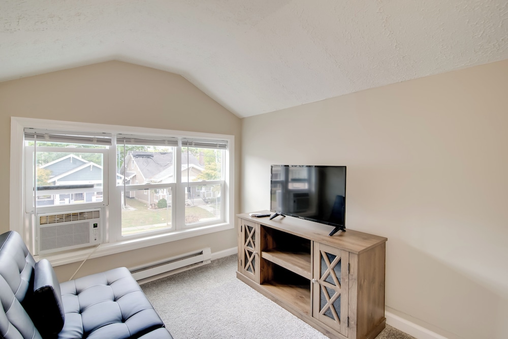 Walk to Wku, Bars & Dining! Updated Duplex Home