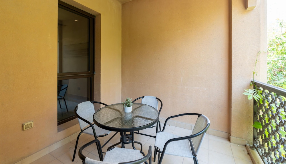 Serene 2BR Overlooking Burj Khalifa
