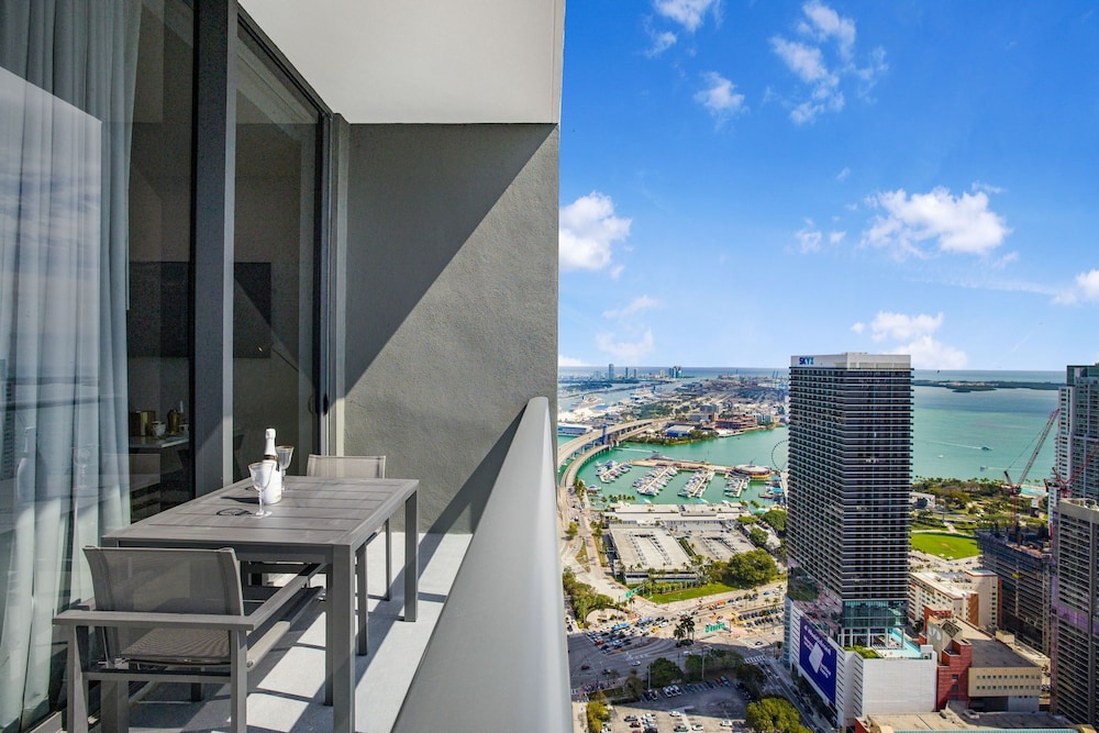 Lux Studio W City Views and Pool
