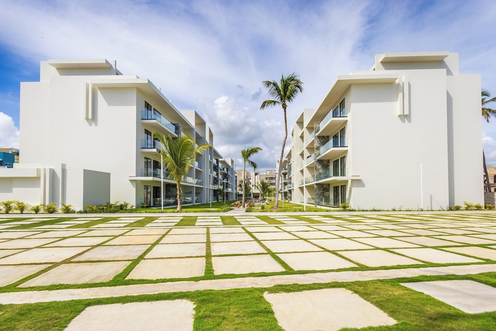 Tropical 2BR Retreat - Terrace, BBQ and Pool