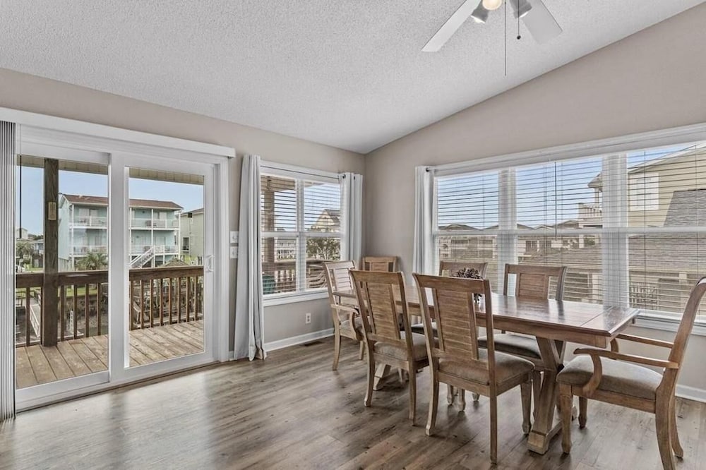 Life Of Sea-renity / 112 Burlington Street 3 Bedroom Home by RedAwning view 3