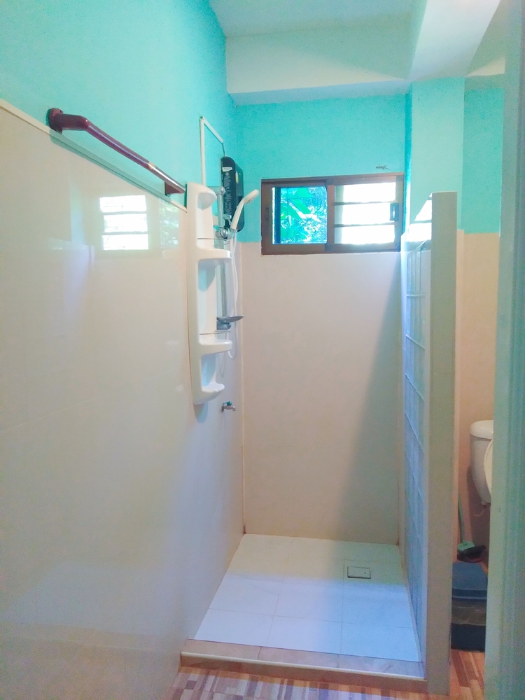 Chomlay Restaurant & Room for Rent