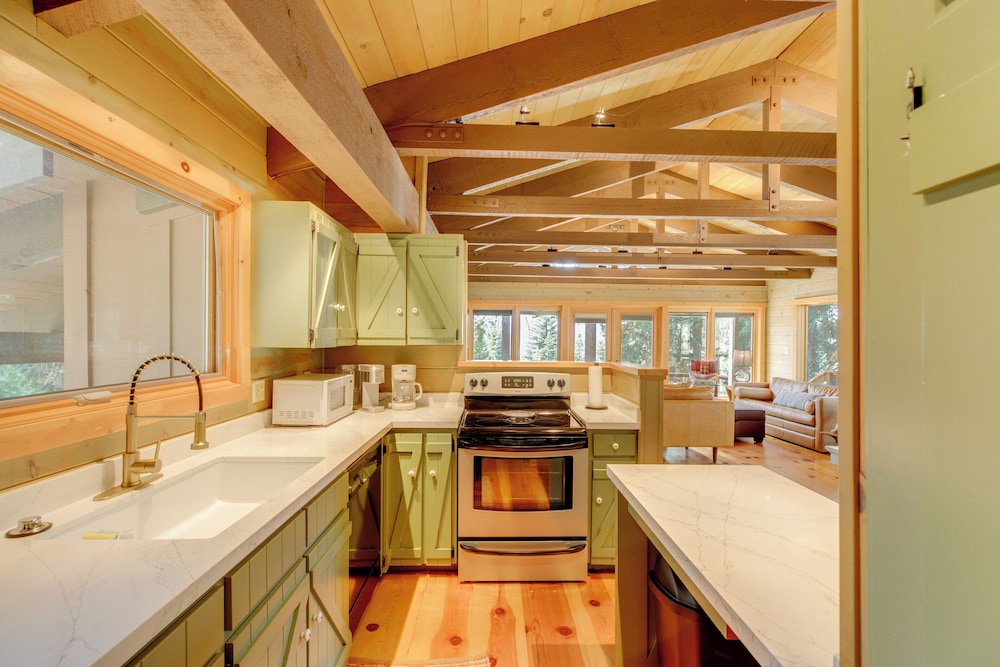 1 Mi to Beach & Golf Course! Lake Almanor Cabin