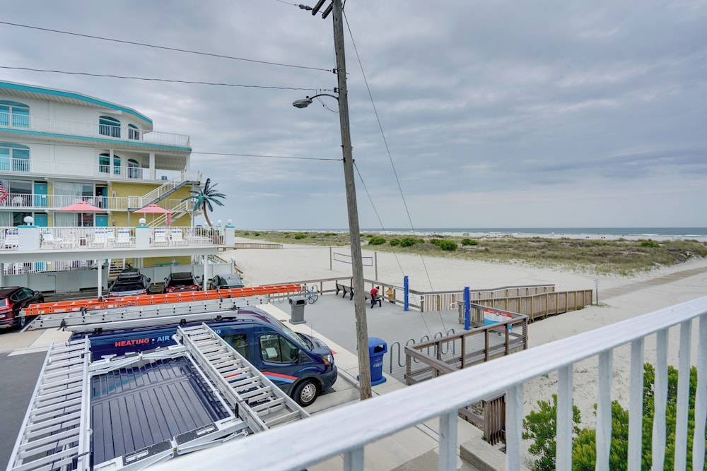 Cozy Oceanfront Condo w/ Pool & Beach Access! view 3