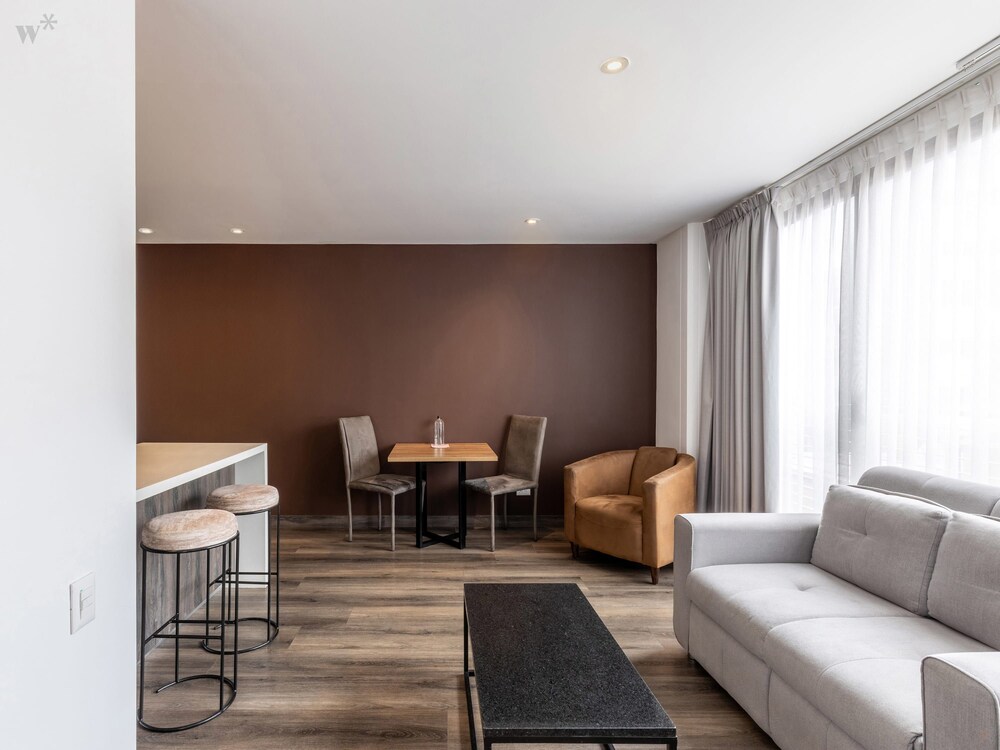 w Modern 2BR in Luxury Building in Chico