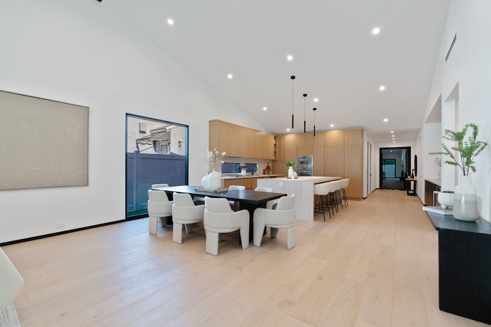 Noble Modern - Urban Sanctuary in Sherman Oaks With Poolside and Patio