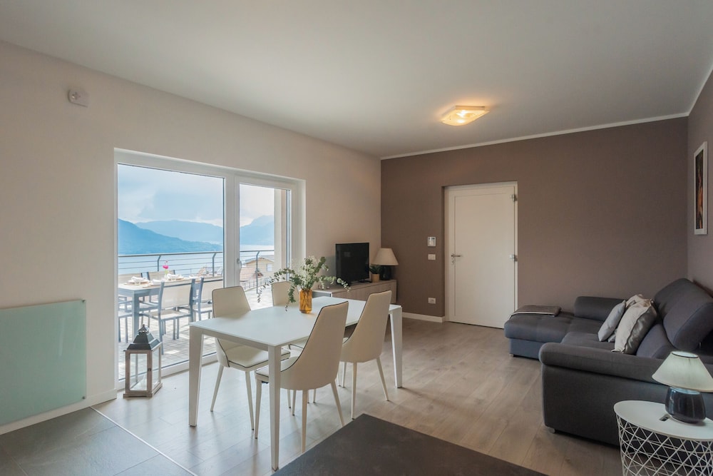 Blooms by the Lake by Rent all Como