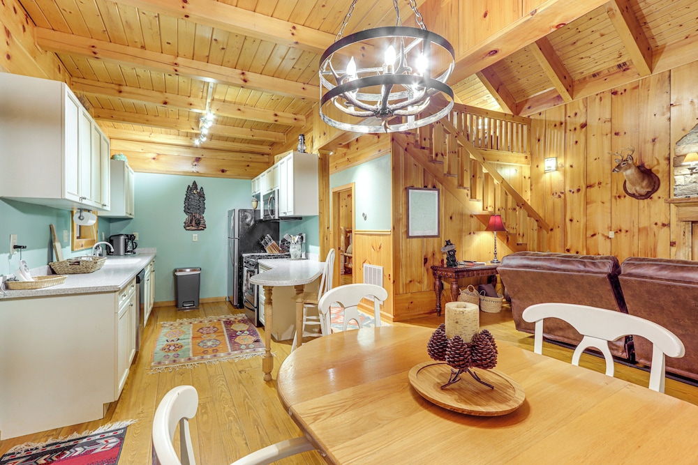 Cozy Cohutta Cabin: Creekside Cabin in Ellijay!