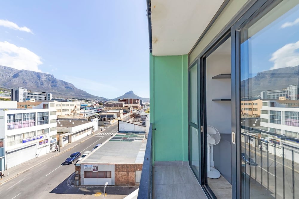 Stunning Studio Apartment With Balcony, Woodstock!