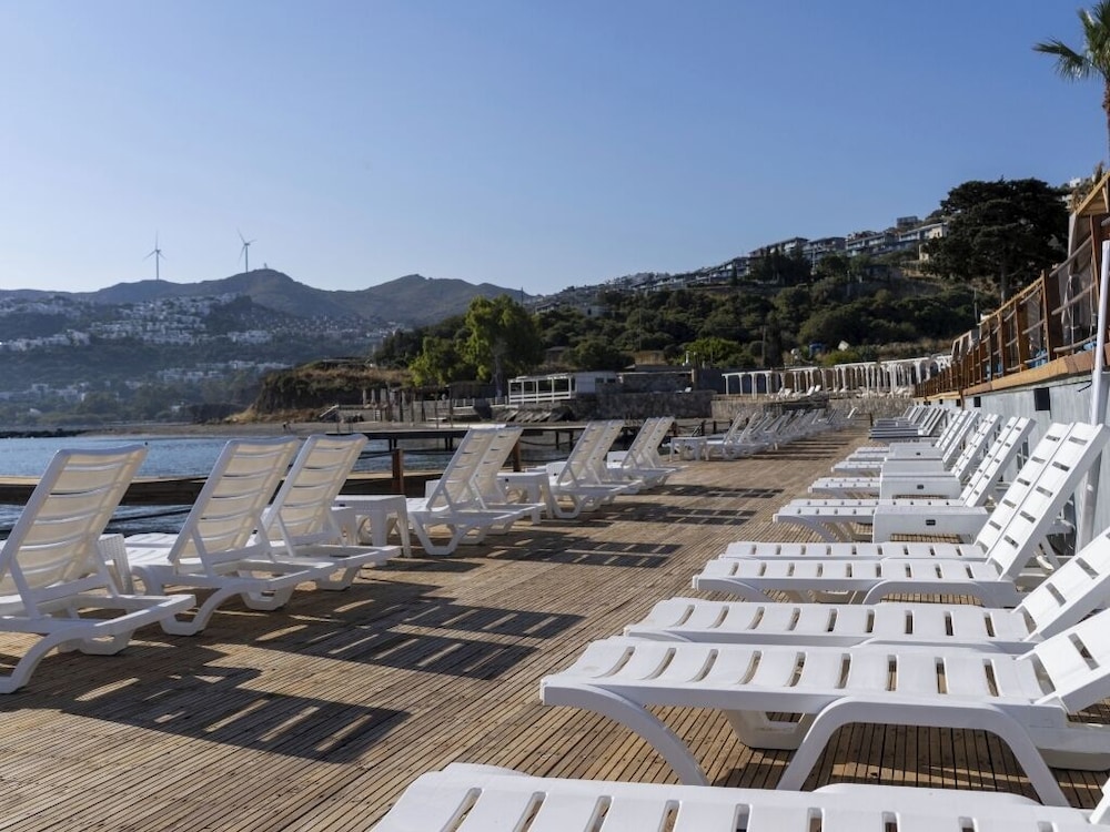 Sude Beach Resort Hotel